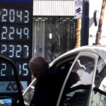 el-petroleo-cayo-al-nivel-pre-guerra:-por-que-no-baja-la-nafta-y-los-efectos-en-el-dolar-y-la-inflacion