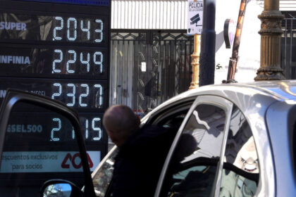 el-petroleo-cayo-al-nivel-pre-guerra:-por-que-no-baja-la-nafta-y-los-efectos-en-el-dolar-y-la-inflacion