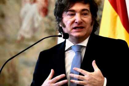 viaje-express-a-espana:-javier-milei-llega-a-madrid-para-inaugurar-los-cursos-de-verano-de-una-universidad-y-recibir-una-medalla