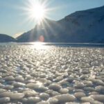 una-laguna-de-la-patagonia-aparecio-cubierta-por-miles-de-esferas-de-hielo