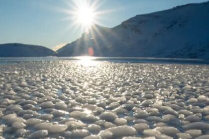 una-laguna-de-la-patagonia-aparecio-cubierta-por-miles-de-esferas-de-hielo