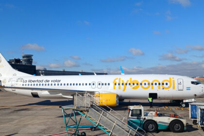 se-agrava-la-crisis-de-flybondi:-con-sus-tres-aviones-en-tierra,-cancelo-todos-los-vuelos-y-enfrenta-una-denuncia-penal