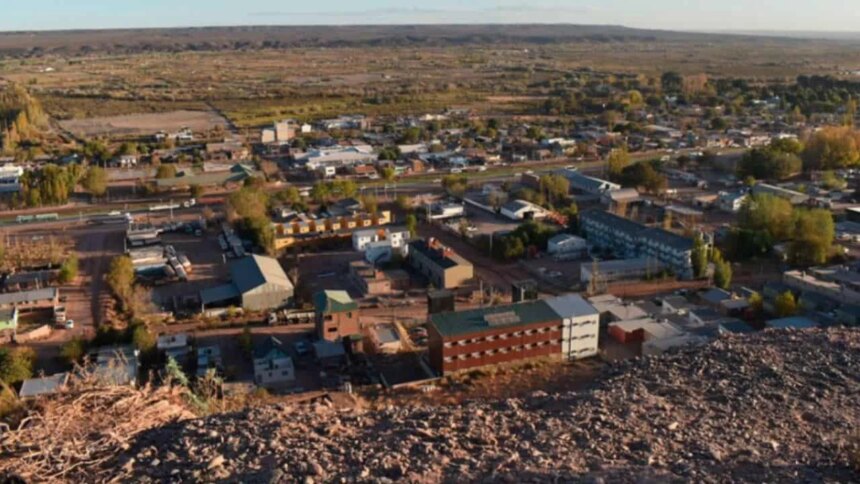 la-vaca-muerta-que-nadie-cuenta:-el-aire-en-la-zona-se-volvio-irrespirable-y-genera-montanas-de-basura