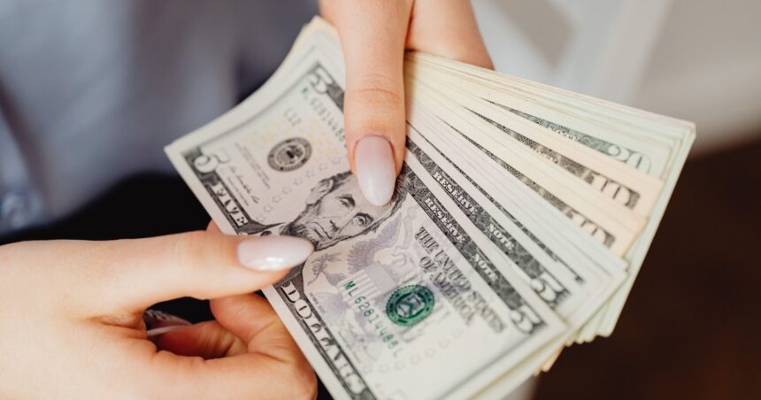 dolar-a-$1.495-en-los-bancos:-cuales-son-las-cuatro-razones-detras-de-la-suba-de-este-mes