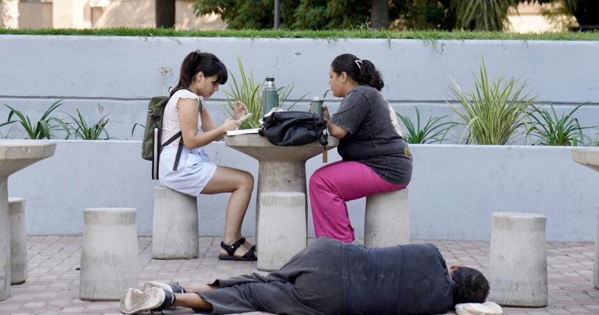 ciudad:-hay-mas-pobres,-indigentes-y-ricos,-mientras-se-achica-la-clase-media