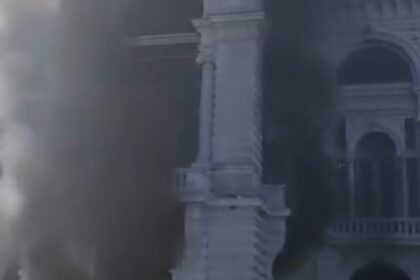 incidentes-con-cooperativistas-que-prendieron-fuego-el-acceso-a-la-municipalidad-de-la-plata