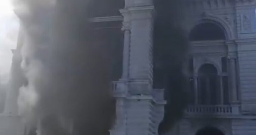 incidentes-con-cooperativistas-que-prendieron-fuego-el-acceso-a-la-municipalidad-de-la-plata