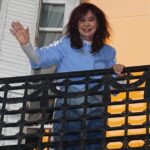 vialidad:-cristina-kirchner-seguira-con-tobillera,-visitas-restringidas-y-horario-reducido-en-la-terraza