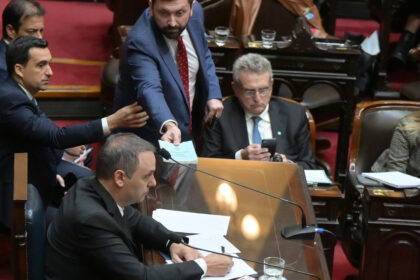 “diego-vigila”,-“besitos-anticapitalistas”-y-“fin”:-las-reacciones-de-la-oposicion-ante-la-renuncia-de-adorni