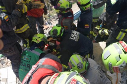 terremotos-en-venezuela:-rescatistas-colombianos-salvan-a-un-nino-de-11-anos-que-estaba-bajo-toneladas-de-escombros-de-la-tragedia-en-la-guaira