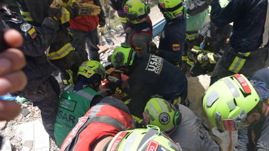 terremotos-en-venezuela:-rescatistas-colombianos-salvan-a-un-nino-de-11-anos-que-estaba-bajo-toneladas-de-escombros-de-la-tragedia-en-la-guaira
