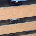 suspendido-en-el-vacio-a-20-metros-de-altura:-el-insolito-accidente-de-un-carro-que-quedo-colgando-del-septimo-piso-de-un-parqueadero-en-rionegro