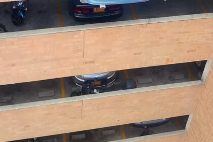 suspendido-en-el-vacio-a-20-metros-de-altura:-el-insolito-accidente-de-un-carro-que-quedo-colgando-del-septimo-piso-de-un-parqueadero-en-rionegro
