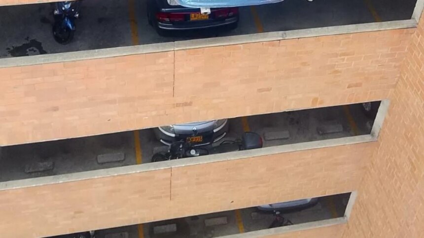 suspendido-en-el-vacio-a-20-metros-de-altura:-el-insolito-accidente-de-un-carro-que-quedo-colgando-del-septimo-piso-de-un-parqueadero-en-rionegro
