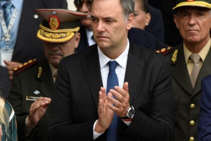 el-gobierno-tambien-correria-a-manuel-adorni-del-directorio-de-ypf-y-en-su-lugar-entraria-diego-santilli