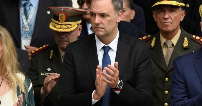 el-gobierno-tambien-correria-a-manuel-adorni-del-directorio-de-ypf-y-en-su-lugar-entraria-diego-santilli