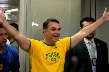 el-hijo-de-bolsonaro-comparte-un-acto-con-milei-en-buenos-aires-y-se-reaviva-la-interna-con-lula