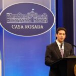 asi-fue-el-debut-del-nuevo-vocero-adrian-ravier:-una-catarata-de-cifras,-tono-monocorde,-sin-chicanas-y-el-mantra-“de-adorni-no-se-habla”