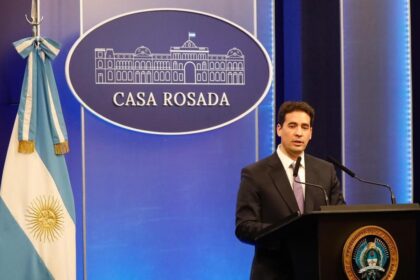 asi-fue-el-debut-del-nuevo-vocero-adrian-ravier:-una-catarata-de-cifras,-tono-monocorde,-sin-chicanas-y-el-mantra-“de-adorni-no-se-habla”