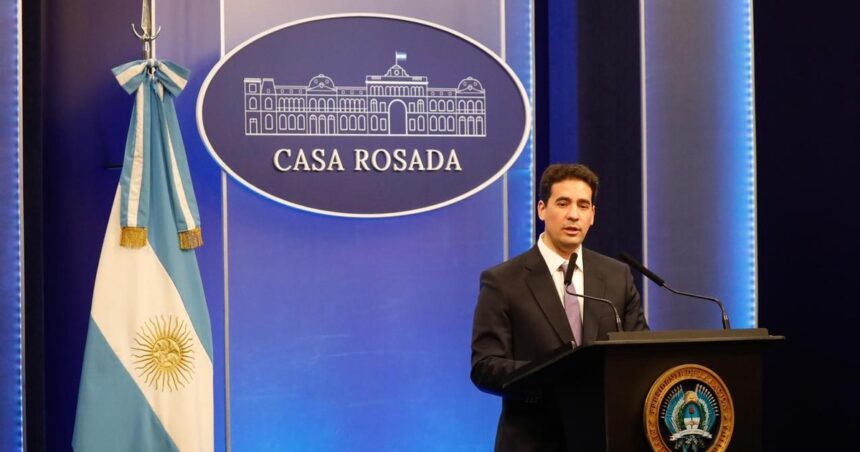 asi-fue-el-debut-del-nuevo-vocero-adrian-ravier:-una-catarata-de-cifras,-tono-monocorde,-sin-chicanas-y-el-mantra-“de-adorni-no-se-habla”