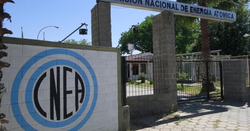 siguen-el-ajuste-en-el-sector-publico:-echaron-acerca-de-100-personas-de-la-comision-de-energia-atomica