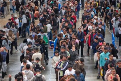 en-espana,-las-autoridades-de-tres-meses-examinan-las-demandas-de-un-millon-de-candidatos-a-la-regularizacion.