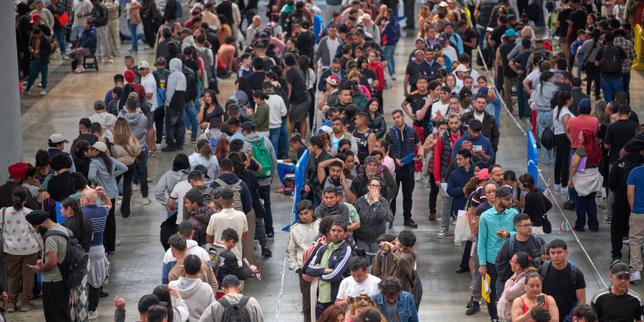 en-espana,-las-autoridades-de-tres-meses-examinan-las-demandas-de-un-millon-de-candidatos-a-la-regularizacion.