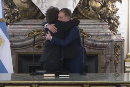 santilli-juro-como-jefe-de-gabinete:-abrazo-con-adorni-y-la-presencia-de-13-gobernadores