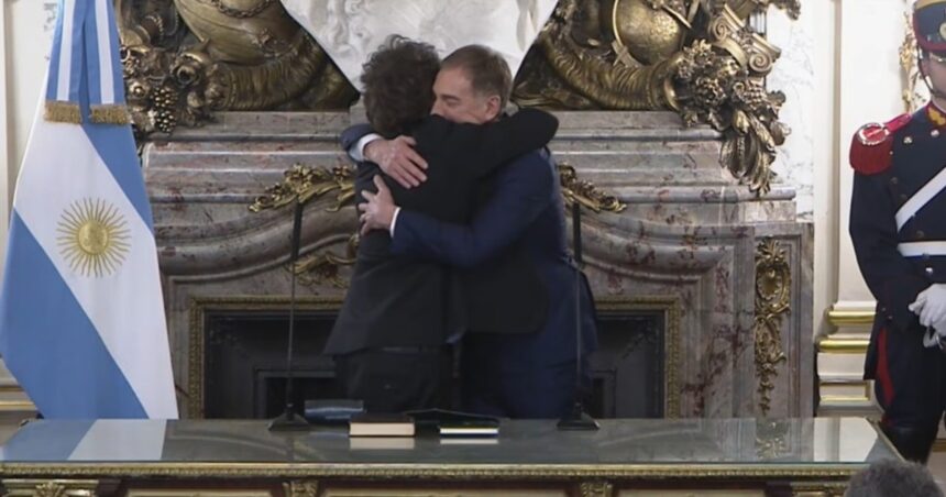 santilli-juro-como-jefe-de-gabinete:-abrazo-con-adorni-y-la-presencia-de-13-gobernadores