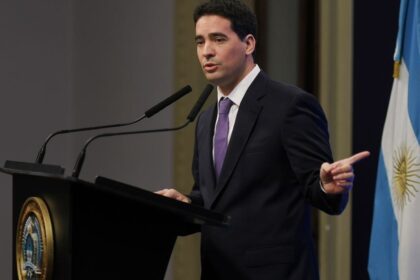 “es-poco-feliz”:-el-nuevo-vocero-de-milei-explico-por-que-dijo-que-ante-la-suba-del-gas-la-gente-se-abriga-mas