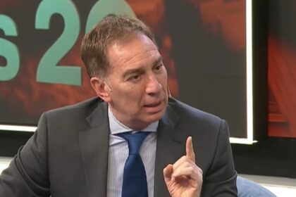 santilli-hablo-del-abrazo-triple-con-milei-y-dijo-que-adorni-“se-va-a-ir-a-defender-a-la-justicia-sin-fueros-ni-privilegio”