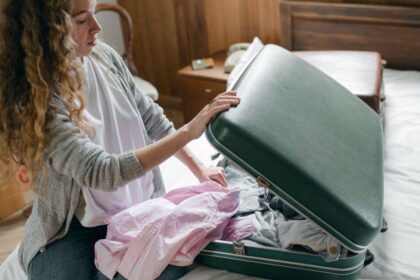 cuidado-con-tus-dolares-en-el-aeropuerto:-las-multas-mas-comunes-de-las-low-cost-que-podes-evitar