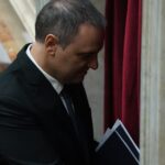 la-justicia-restringe-las-salidas-de-manuel-adorni-al-exterior-mientras-avanza-la-causa-por-presunto-enriquecimiento-ilicito