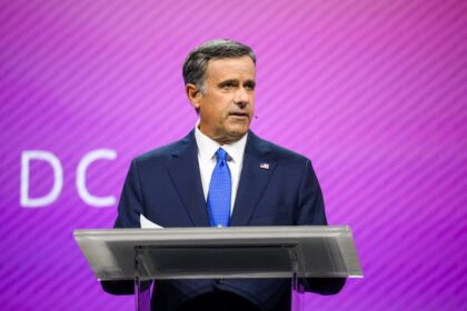john-ratcliffe,-director-de-la-cia,-comparo-a-la-inteligencia-artificial-con-“armas-nucleares-digitales”