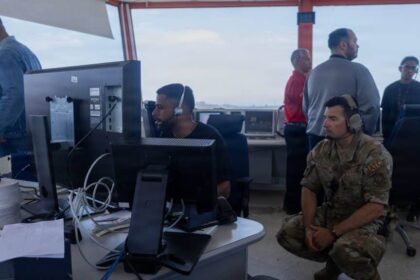 marines-estadounidenses-trabajan-con-controladores-aereos-venezolanos-en-el-aeropuerto-simon-bolivar