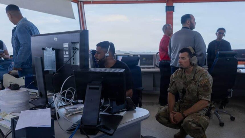 marines-estadounidenses-trabajan-con-controladores-aereos-venezolanos-en-el-aeropuerto-simon-bolivar