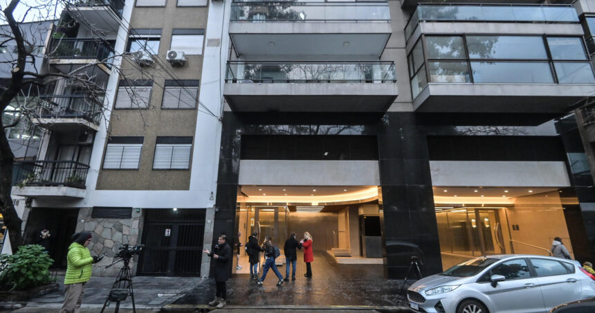 inspeccionaron-el-departamento-de-jesica-cirio-para-determinar-si-alli-filmo-el-video-de-los-dolares-escondidos-en-el-vestidor