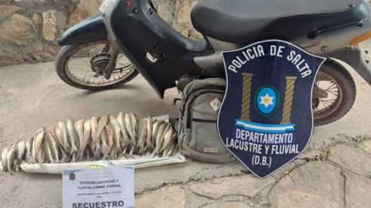 pesca-ilegal-en-cabra-corral:-un-motociclista-fue-sorprendido-con-140-pescados-en-una-mochila