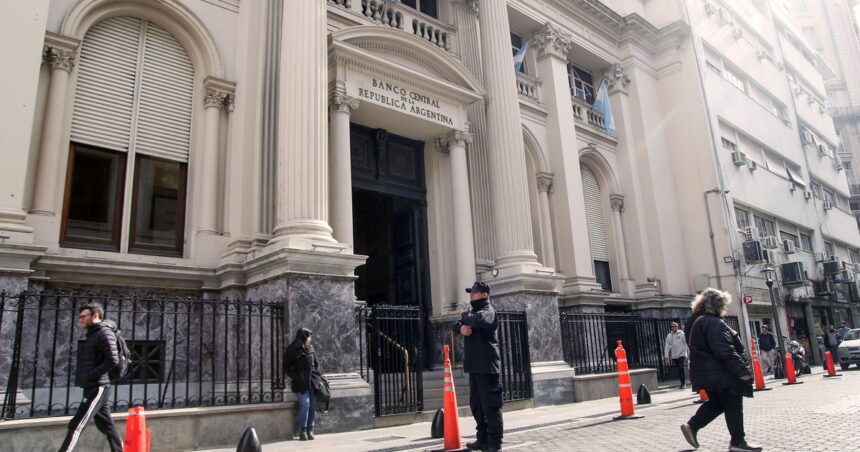 economia-le-da-al-bcra-us$-2.000-millones-de-bonos-atados-al-dolar-para-que-tenga-mas-“poder-de-fuego”-en-el-mercado