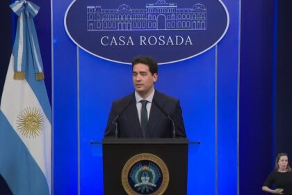 javier-milei-y-sus-medidas,-en-vivo:-“este-gobierno-esta-desendeudando-a-la-argentina”,-aseguro-el-vocero-ravier-frente-a-las-criticas-al-plan-financiero-de-caputo
