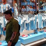 todos-quieren-tener-la-camiseta-de-messi:-boom-de-ventas-en-la-argentina-y-el-exterior,-poco-stock-y-remeras-truchas-en-la-calle