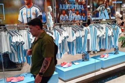 todos-quieren-tener-la-camiseta-de-messi:-boom-de-ventas-en-la-argentina-y-el-exterior,-poco-stock-y-remeras-truchas-en-la-calle