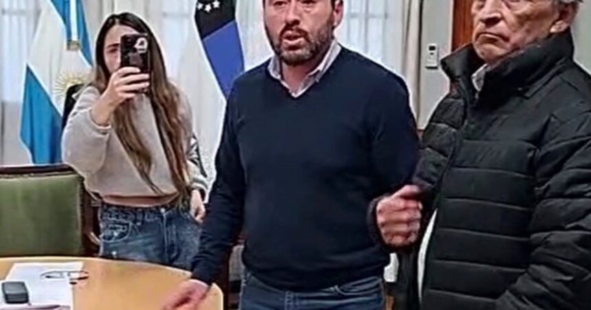 suspendieron-a-un-intendente-libertario-acusado-de-administracion-fraudulenta-y-peculado:-denuncia-un-“golpe-de-estado-municipal”