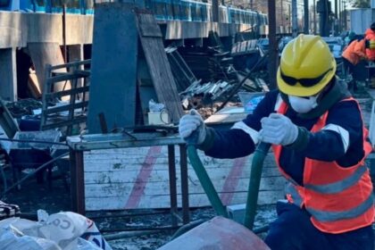 polos-opuestos:-en-el-ultimo-ano-la-industria-se-hundio-5,7%-y-la-construccion-crecio-mas-de-4%