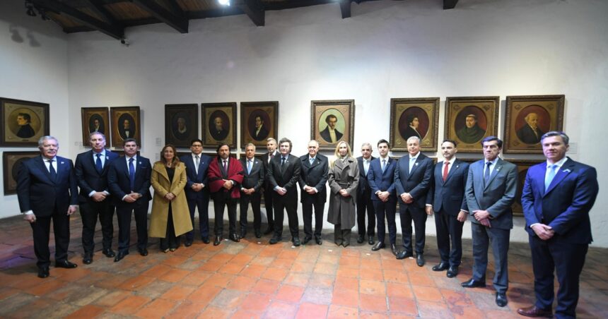 milei-encabezo-en-tucuman-el-acto-por-el-dia-de-la-independencia-con-una-foto-institucional-con-los-gobernadores-dialoguistas