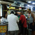 comerciantes-empiezan-a-subir-poco-a-poco-las-santamarias-en-la-guaira
