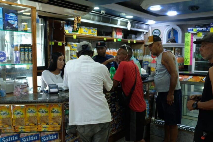 comerciantes-empiezan-a-subir-poco-a-poco-las-santamarias-en-la-guaira