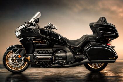 china-crea-la-primera-motocicleta-de-produccion-con-motor-boxer-de-8-cilindros-del-mundo:-parece-un-avion-y-recorre-mas-de-400-km.