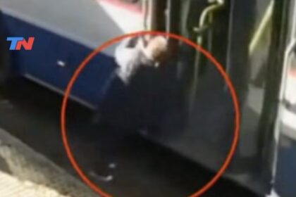 una-mujer-de-74-anos-intento-bajar-de-un-colectivo-y-termino-internada.