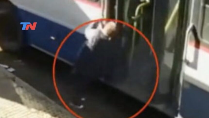 una-mujer-de-74-anos-intento-bajar-de-un-colectivo-y-termino-internada.